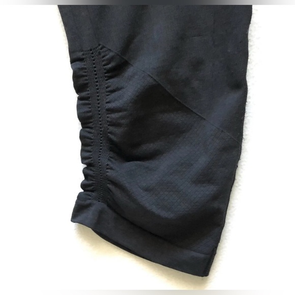 Lululemon - In The Flow Crop II - Picture 7 of 9